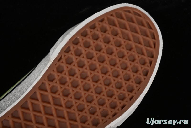 Vans Chukka Push Low-Top Skate Shoes with Slip-Resistant Sole in Apple Green - VN0008ZE08P