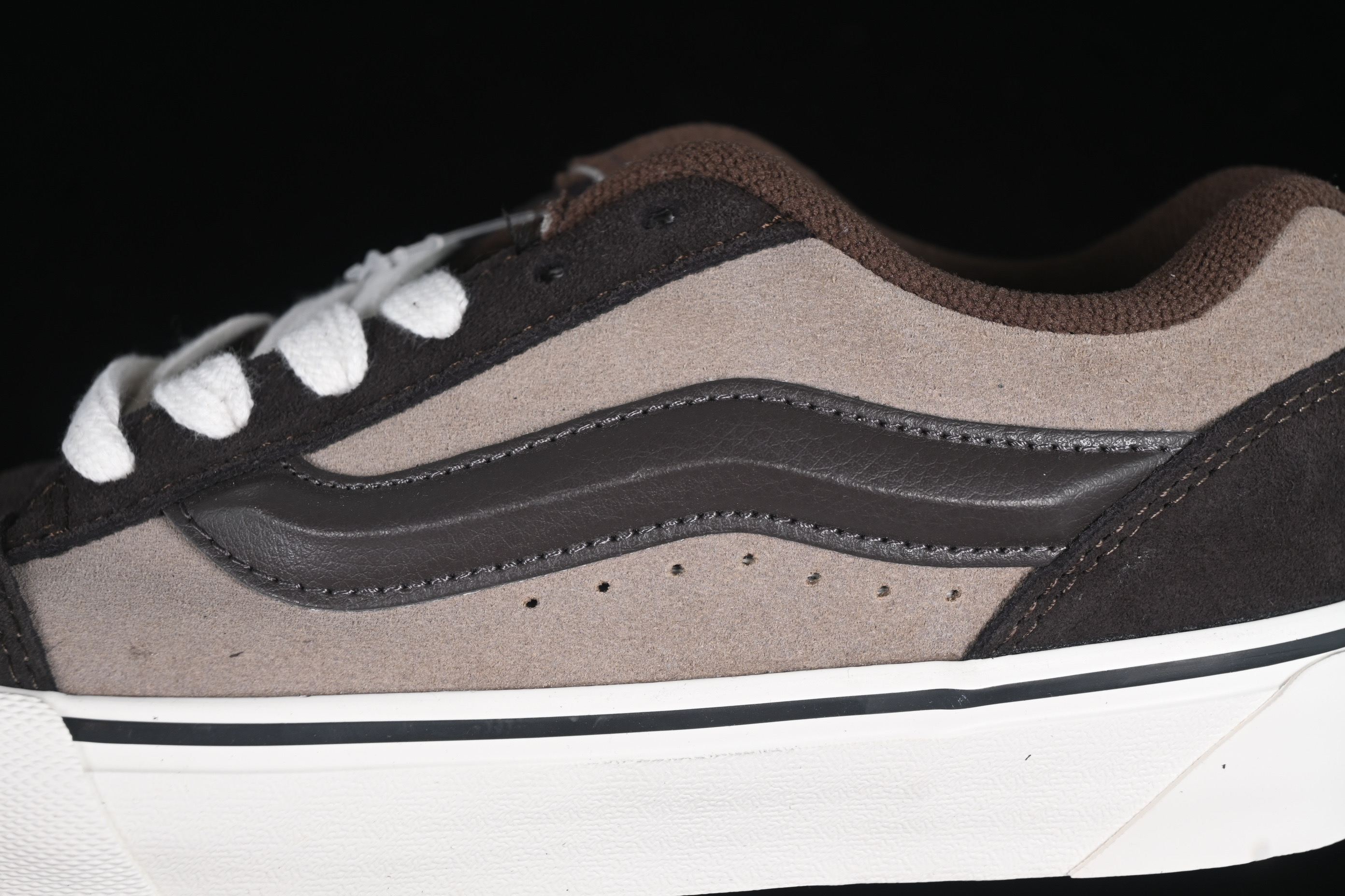 Vans Knu Skool Low-Top Retro Chunky Sneakers with Oversized Logo - VN0009QC2LN