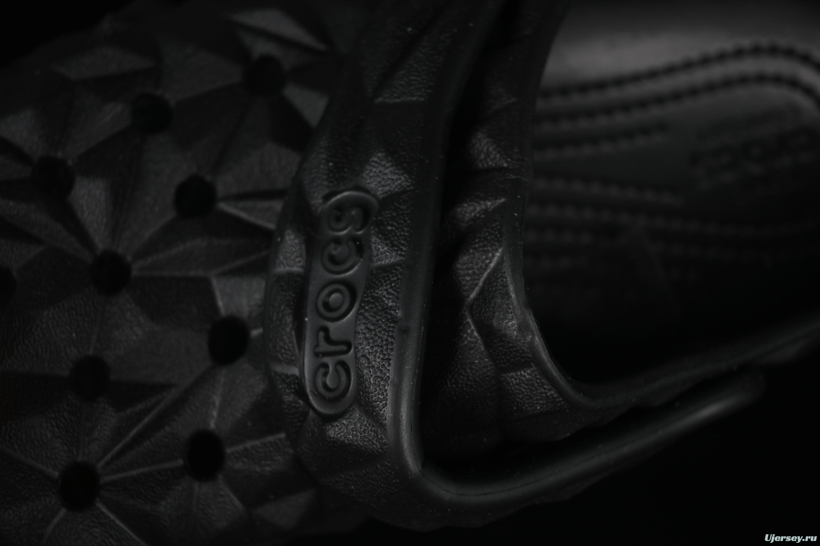 Crocs Classic Clog Kids Lightweight Slip-Resistant Clog with Ventilation Holes - B.D4