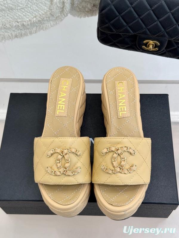 2025 Slippers Chanel Beige Leather Platform Quilted CC Chain