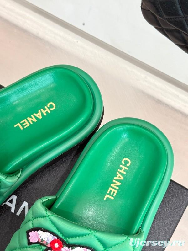 2025 Women Chanel Green Quilted Leather Slippers Embroidered LY00360
