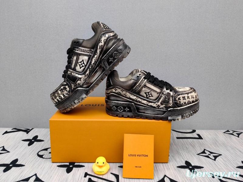 2025 Unisex Louis Vuitton Black White Leather Trainers KFY00510