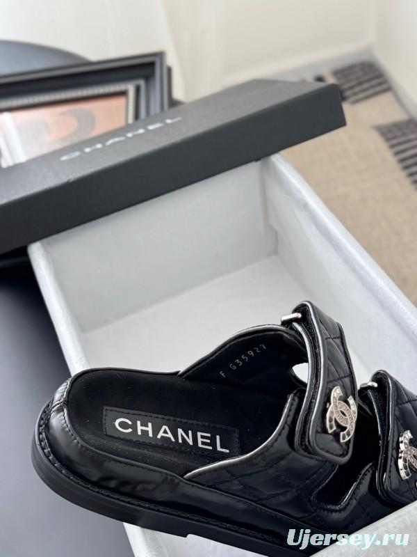 2025 Women Chanel Black Patent Leather Slippers LY00310