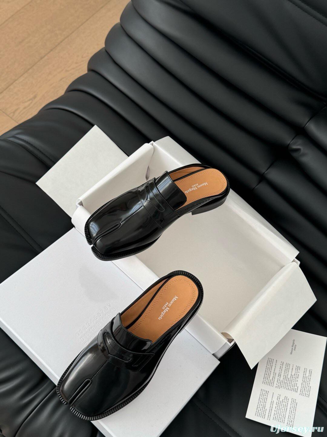 2025 Women MM6 Black Leather Tabi Loafers
