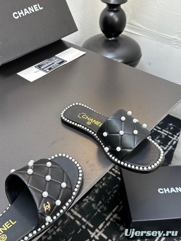 2025 Slippers CHANEL Black Leather Pearl Decor