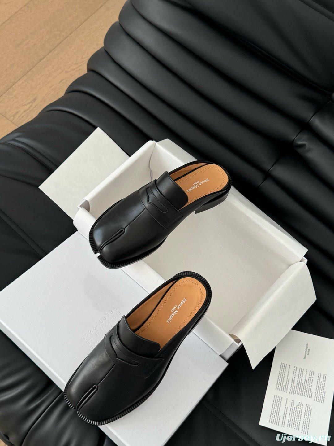 2025 Women MM6 Black Leather Loafers Tabi KFY00340