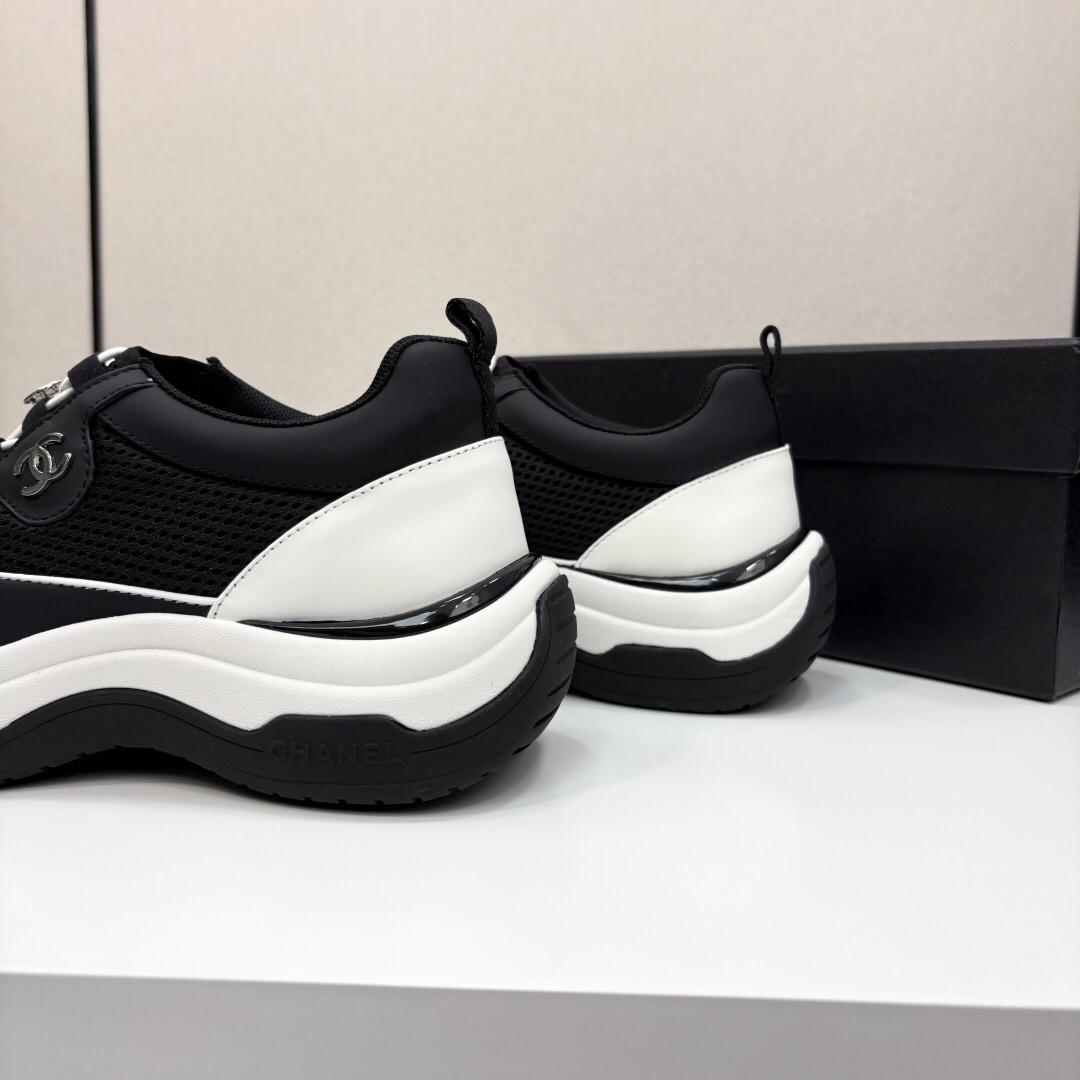 2025 Unisex Chanel Black White Silk Cowhide Sneakers Classic Embroidery