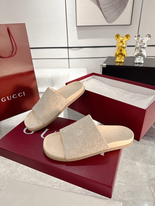 2025 Unisex Gucci Beige Embossed Leather Slippers Double G AS00240