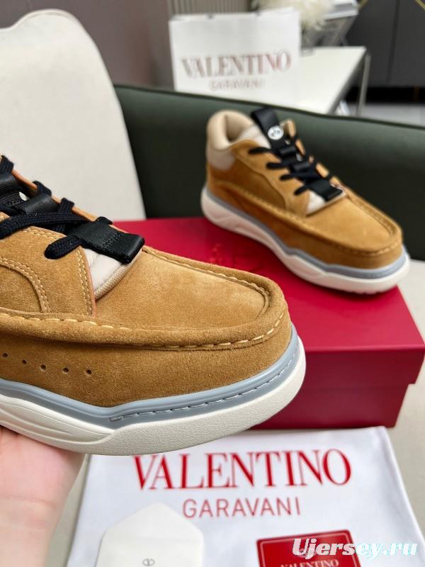VALENTINO RUNBOOT Mid-Top Sneakers with Urban Casual Design - AS00380