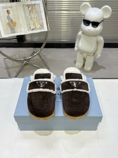 Prada Fall/Winter New Mule Slippers Triangle Buckle Bread Toe Half Slippers - KFY00270