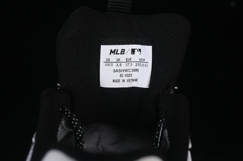 New York MLB Winner Chunky DT Running Shoes with Elevated Sole - 3ASHWC36N50WHS