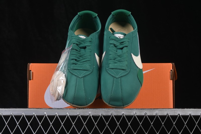 Nike Moon Shoe SP Retro Low-Top Lifestyle Sneakers with Thin Cushioning - IW0955-300